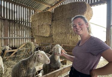 Depuis près de deux ans, Laura Nowak est à la tête d'un troupeau d'une soixantaine de brebis Lacaune, race emblème de l'Aveyron.