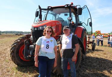 Marion Pilouer, salariée agricole, accompagnée de Patrick Montaufray, chef d'exploitation, entre deux allers-retours du concours de labour départemental lors de l'édition 2023 de la fête de la terre.