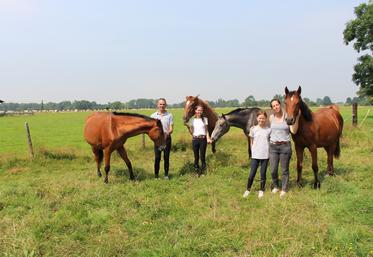 François-Xavier, Jeanne, Louison et Marianne pratiquent tous les quatre l'équitation. Les deux filles en feront leur métier seulement si elles en manifestent l'envie. En attendant elles aident à entraîner les chevaux de leur père.