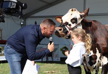 Vincent Lecoq de Littoral Normand a une fois de plus joué les animateurs. Sur le ring, il interroge ici Gwenn de la ferme des P'tites Normandes, laquelle a remporté le prix du grand public du concours jeunes présentateurs.