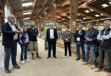 Pascal Férey, président de la Chambre d'agriculture de la Manche, a présenté la ferme Manche à l'équipe du Space, présidée par Marcel Denieul, accueillie chez Florence et Mickaël Goron, producteurs de lait sur la commune du Parc, près de Villedieu-les-Poêles.