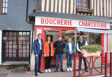 Xavier Charles, conseiller départemental et Nathalie Porte, conseillère régionale, sont venus rencontrer Alexis Letourneur, installé en tant que boucher-charcutier depuis neuf mois et demi à Méry-Bissière-en-Auge. Le maire, Christophe Petit, était également présent.