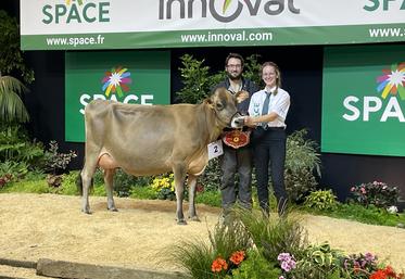 Adrien Hamel, heureux d'avoir décroché le prix de championnat espoir avec Tolvana, conduite par Chloé Vinquant.