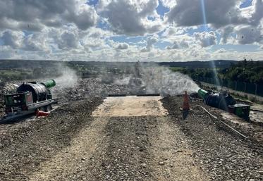 Deux brumisateurs automatiques grande puissance ont été installés à proximité de la zone de stockage pour diffuser un produit masquant validé par l'Anses et la DGAL.