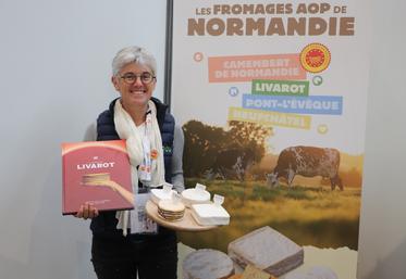 Céline Pacary, directrice de l'Association de gestion des ODG laitiers normands, a accueilli les visiteurs sur le stand des fromages AOP de Normandie lors du Fêno, au parc des expositions de Caen.