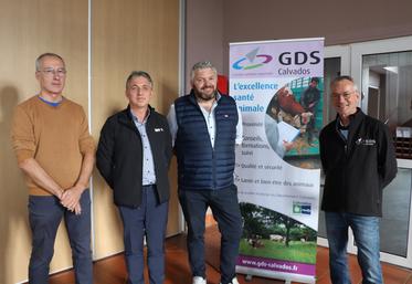 Jean-François Rouland, vétérinaire ; Vincent Rivasseau, chef du service protection sanitaire et environnement de la DDPP 14 ; Jonathan Lenourichel, président et Étienne Gavart, directeur du GDS 14.