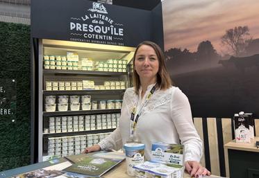 Pauline Grando, responsable marketing à la coopérative Maîtres laitiers du Cotentin, a présenté au Sial 2024 la toute nouvelle gamme de fromage frais.