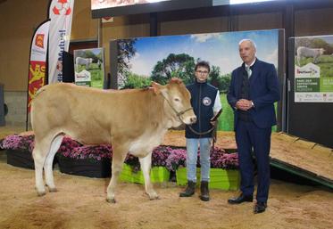 Gabriel Siroux, 13 ans, a remporté la première place du prix jeunes meneurs Blondes d'Aquitaine. Il est aux côtés du préfet de l'Orne, venu saluer les jeunes.