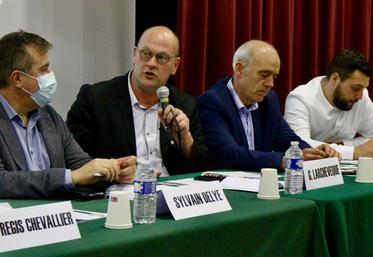 Sylvain Delye, président de la FDSEA61 ; Guillaume Larchevêque, vice-président de la Chambre d'agriculture ; Olivier Borel, président de la Caisse régionale du Crédit Agricole de Normandie et Armand Prod'Homme, co-président des JA 61.