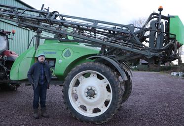 "En 2017, la base de mon désherbage blé était de 3 l/ha de Constel (chlortoluron + diflufenicanil). Cela me coûtait environ 30 €/ha. Pour 2024-2025, mon programme de base est Mateno 2 l/ha pour un coût de 70 €/ha", décrit Guillaume Patey, installé en grandes cultures à Ifs.