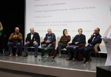 Une table ronde autour du label emploi, marque de fiabilité pour les employeurs, salariés et futurs recrutés, a eu lieu en présence de Guillaume Larchevêque (Chambres), Philippe Faucon (CPRE), Loïc Herbaudeau (EDT Normandie), Marie-Constance Achard de la Vente et Dominique Jouandet (agriculteurs) et Xavier Hay (FRSEA).