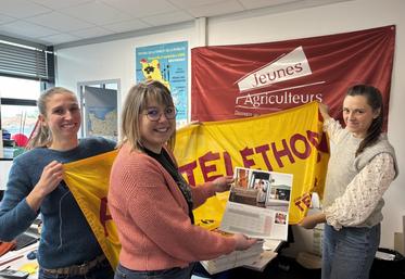 Alice, nouvelle secrétaire comptable des JA, entourée de Laura et Émilie, animatrices de la structure départementale, posent à leur tour pour la photo dans le journal.