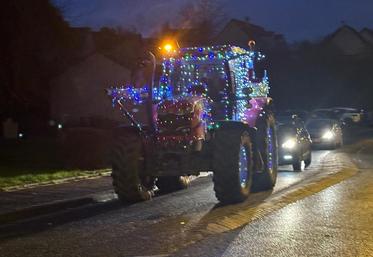 Comme chaque année, les tracteurs se parent de guirlandes lumineuses pour les fêtes de fin d'année, comme ici dans le secteur d'Évrecy, dimanche 15 décembre.