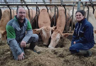 Paul Dehail et Marion Sureau, éleveurs de Blondes dans l'Orne, ont investi dans un parc de contention pour plus de sérénité.