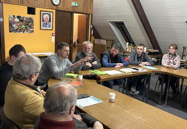 Paul-Albert Mouchel, candidat aux prochaines élections de la Chambre d'agriculture, partage sa vision lors des réunions de campagne notamment dans le Cotentin.