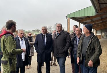 Hervé Morin, président de Région Normandie, a été accueilli par Pascal Férey, président de la Chambre d'agriculture de la Manche, chez Édouard Minerbe, agriculteur installé à Méautis.