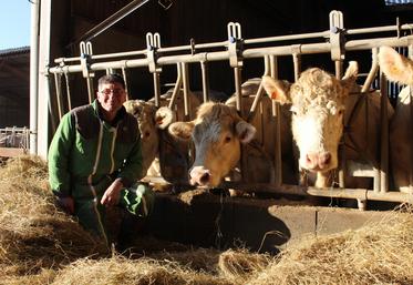 François Leroy, éleveur à Occagnes, près d'Argentan, en compagnie de ses Charolaises et plus précisément Muguette. "Elle a participé aux concours Charolais GenDiffusion à Villepinte en 2015 et 2019."