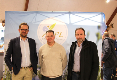 De gauche à droite : Yann Flodrops, animateur Filière lin fibre chez Arvalis, Vincent Meyer, président du Syndicat des producteurs de lin bas-normands et Jean-Yves Heurtin, président de la Chambre d'agriculture du Calvados.