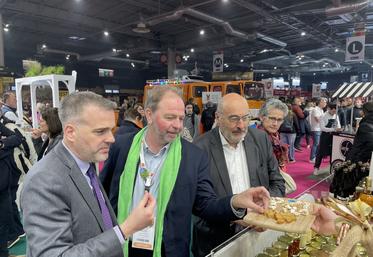 Stéphane Bredin, Jean-Yves Heurtin et Jean-Léonce Dupont (de gauche à droite) ont arpenté les allées du hall 3 à la découverte des mets calvadosiens, mardi 24 février.