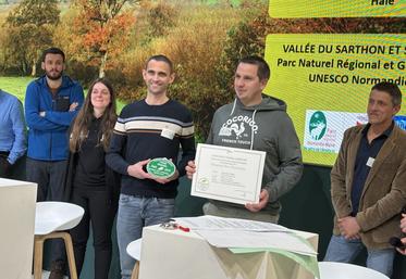 Le Gaec Millard-Philippe de l'orée-d'Ecouves s'est vu remettre un premier prix au Salon de l'agriculture sur le stand du ministère de l'agriculture en raison de leur gestion des haies.