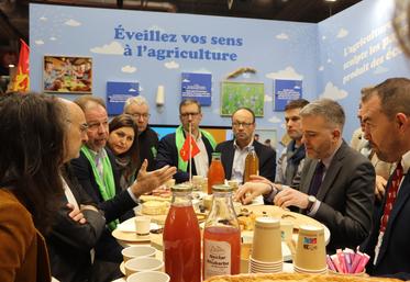 La journée Calvados a débuté par un petit-déjeuner normand (fromages AOP de Normandie, jus de pomme et sablés, etc.), mardi 25 février.