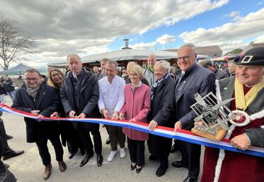 Véronique Louwagie a inauguré la 58e Foire au boudin aux côtés du député, Thierry Liger, le président du Conseil départemental de l'Orne, Christophe de Balorre, le sénateur, Olivier Bitz, le préfet, Sébastien Jallet, le président de la communauté de communes de Mortagne-au-Perche, Jean-Claude Lenoir, la maire de la ville, Virginie Valtier, et le chef cuisinier étoilé, David Galienne.