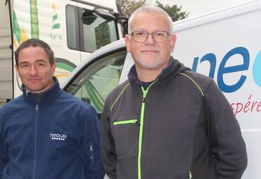 Benjamin Benard (Néolait) et Stéphane Michel (SCS Hoste) au Gaec du lieu Mathieu à St-Philibert-des-Champs (14) : un service ++ et une collaboration efficace au service de la protection des cultures.