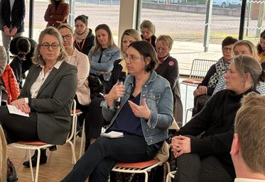 Florence Goron, présidente de la commission agricultrice au sein de la FDSEA, a fait état des sujets sur lesquels elle avançait dans l'intérêt des femmes et des hommes.