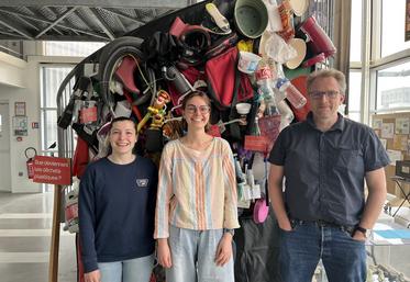L'équipe "Des générations plastiques" du Dôme à Caen : Romane Gallanti, stagiaire en master 2, Julie Amand, médiatrice scientifique et Arnaud Rioual, responsable du projet.