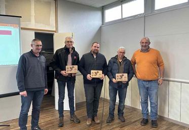 Les coprésidents, Sylvain Nativelle (à gauche) et Gilles Bonnissent (à droite) entourent les trois administrateurs qui arrêtent : Franck Cottebrune, Raphaël Legendre et Jean-Luc Batard.