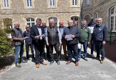 Accompagné d'une dizaine de personnes, le président de la Fédération départementale des chasseurs, Gérard Bamas, a remis en main propre le manifeste à Jean-Pierre Lhonneur, maire de Carentan, qui sera porté à connaissance du conseil municipal.