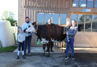 Gwenn, Quentin Lelimousin, leur salarié Félix, Simon et Barbara posent avec Samina quelques semaines après leur passage sur le ring du National : "Un grand spectacle. C'est à faire, c'est sûr !"