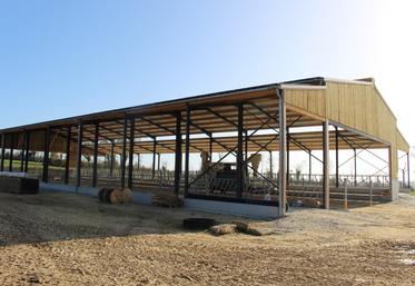 Le bâtiment d'élevage, doté de 1 200 m2, est pensé pour abriter 70 animaux. Des panneaux photovoltaïques complètent la toiture. L'énergie produite est vendue en intégralité.