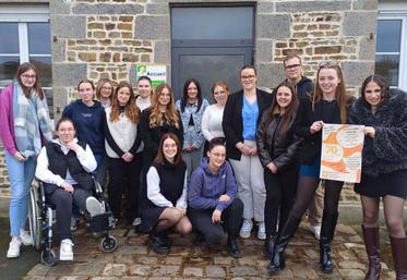 Les élèves d'une classe de 1re en Bac Pro Sapat en 2025, pris en photo devant l'entrée de la MFR.