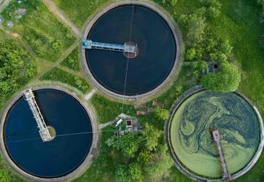 Le syndicat d'Eau du Bassin Caennais lance sur son territoire deux dispositifs PSE. Pour en définir les indicateurs, les enjeux prioritaires se sont portés sur les taux de substances actives (métabolites) présents dans l'eau, ainsi que les nitrates.