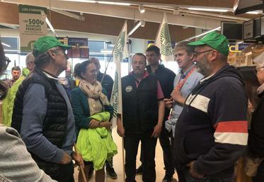 Chez Lidl, les producteurs de lait, emmenés par Jean-François Tapin, ont demandé que le lait à moins d'un euro le litre ne soient plus en vente.