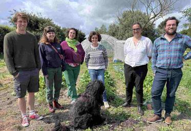 Aurélien Marion, Camille Royer, Johanna Masson, Natalia Marion, Charlotte Aumont et Barthélémy Guillemette forment le noyau dur de l'organisation de la Fête de la bio 2025 à Appeville les 14 et 15 juin, devant le potager expérimental, notamment en termes de paillage.