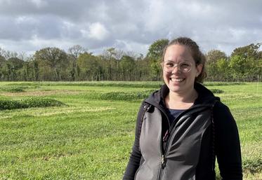 Marie Plessy, nouvelle directrice de la ferme expérimentale, La Blanche Maison, arrivée à l'automne 2024, se prépare à accueillir les Prairiales 2025 le 17 juin prochain.