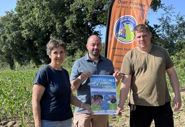Christophe Heurtaux, vice-président du CRDA de la Manche, entouré de Jean-François Laurent, agriculteur installé à Saint-Martin-d'Aubigny et Catherine Brunel, conseillère à la Chambre d'agriculture de la Manche.