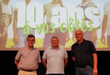 De gauche à droite, Sylvain Delye, président de la FDSEA 61, Dominique Defay, président de l'AS Cefiga et Guillaume Larchevêque, président de la Chambre d'agriculture de l'Orne. Ensemble, ils représentent le partenariat noué depuis dix ans entre les trois entités.
