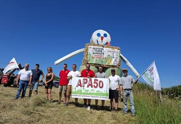 Le premier bonhomme de paille annonçant le prochain festival de la terre et de la ruralité initié par les Jeunes agriculteurs, a été installé sur la zone d'activités de la Verangerie à Picauville.