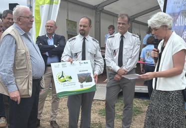 Dans le cadre des Journées de la biodiversité et de la ruralité, la Fédération des chasseurs, présidée par Gérard Bamas (à gauche) s'est vue remettre le label "Territoires faune sauvage" des mains de Sandrine Cadic, directrice adjointe de l'OFB (Office français de la biodiversité).