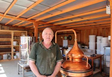 Michel Lelièvre dans sa distillerie, aux côtés de son "petit alambic tout gentil tout beau" en cuivre fabriqué sur mesure par une entreprise espagnole.
