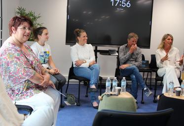 De gauche à droite, Hélène Stephan, conseillère Vivéa ; Jeanne Quetron, apprentie ; Jill Persson, salariée dans un haras de galop ; Stéphane Meunier, président du syndicat des entraîneurs de trot et Diane Lybeck, à la tête d'un haras.