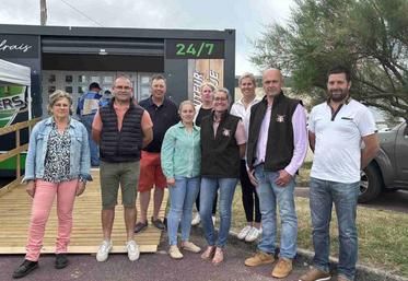 Les producteurs réunis autour de Laurent et Valérie Henry de LH Services. (absent : Antoine Maquerel)