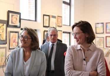 Amélie de Montchalin et Sophie Primas ont pu profiter d'une visite guidée proposée par Bruno Lefèvre, directeur de la fromagerie Graindorge, avant d'être "régalées par la stabilité du cahier des charges" lors de la dégustation.  