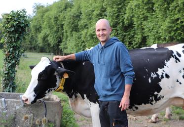 Âgé de 35 ans, Vianney Pelletier s'est installé sur la ferme familiale à Vaux-sur-Aure depuis plus d'un an. S'il entend perpétuer la production laitière, le devenir des vergers est encore en suspens.