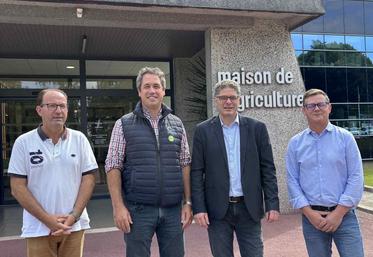 François Rihouet, président de la Chambre d'agriculture de la Manche et Thierry Hulmer, président de Planèt'élevage, entourés de Olivier Pibouin, technicien de la Chambre d'agriculture et Benoit Colombel, coordinateur du pôle innovations.