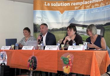 Arnaud Martinet, président du Service de remplacement de la Manche, entouré de Émilie Le Brun, responsable du service, Nadine Lesaulnier, vice-présidente et Josiane Hairon, trésorière.