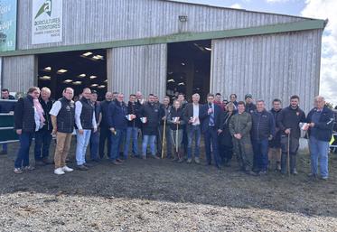 Bouchers, abatteurs, éleveurs et organisateurs se sont retrouvés à la fin du concours. Une plaque a été remise afin qu'elle soit affichée dans les lieux de commercialisation (boucherie comme GMS).